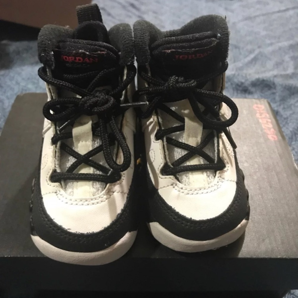 Baby jordans size 4 good comdition